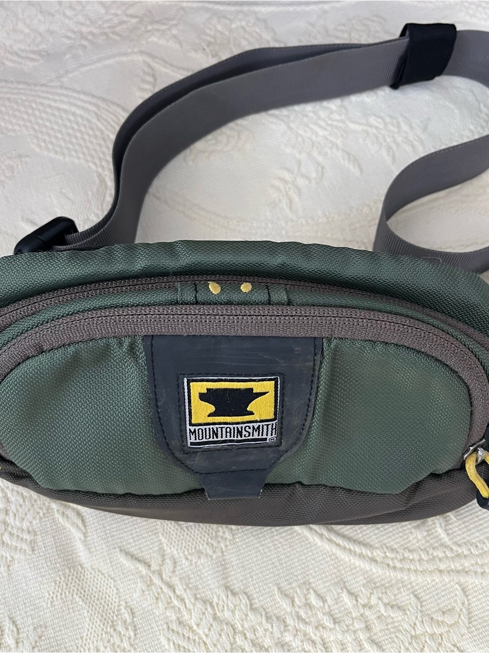 MOUNTAINSMITH Vibe II Crossbody Hip Bag Lumbar Fanny Pack Sage Green Charcoal
